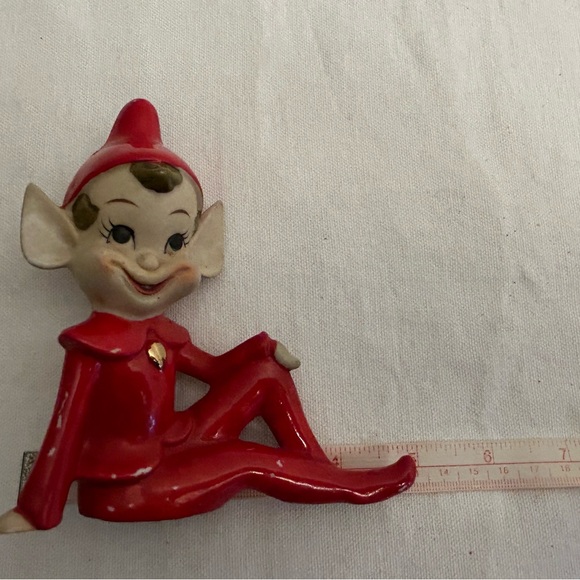 Vintage Christmas Elf in Red Ceramic. 1950s Pixie Elf in red suit, pointy ears. - Picture 8 of 9